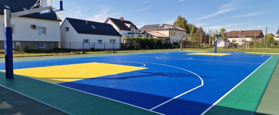 OUTDOOR COURT